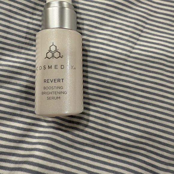 COSMEDIX REVERT BRIGHTENING
BOOSTING SERUM - Picture 5 of 15